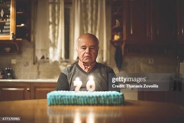 senior man celebrating alone his birthday - être seul photos et images de collection