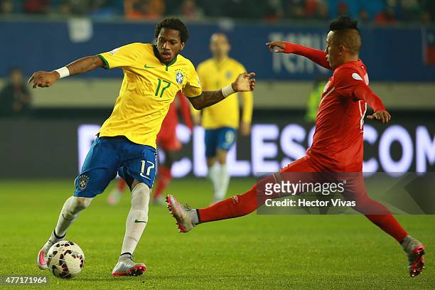 Fred of Brazil fights for the ball with Christian Cueva of Peru during the 2015 Copa America Chile Group C match between Brazil and Peru at Municipal...