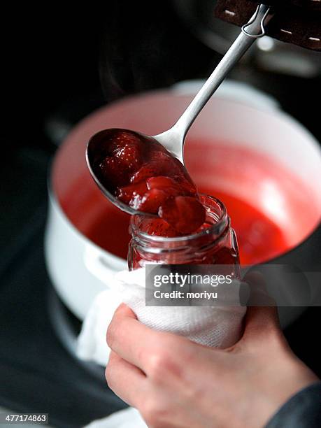 bottling strawberry jam - marmeladenglas stock-fotos und bilder
