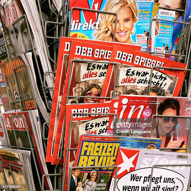 kiosk - tabloid journalism stock pictures, royalty-free photos & images
