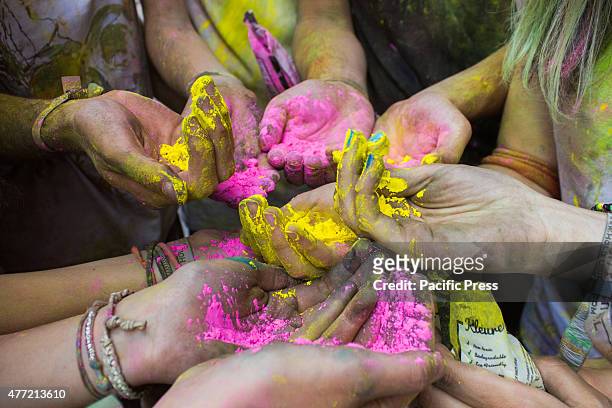 Thousands of people at the second edition of the Turin Holi Fusion, the Festival of Colors of Indian origin. Some young people take the color in...