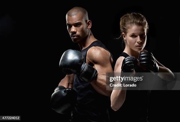 combattants posant avec deux poings de relief - boxe femme photos et images de collection