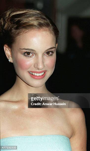 Natalie Portman attends the premiere of Star Wars, The Phantom Menace Episode 1 on July 14, 1999 in London, England