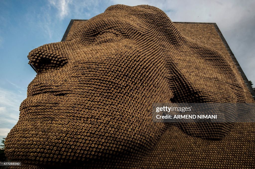 TOPSHOT-KOSOVO-WAR-WOMAN-TRIBUTE