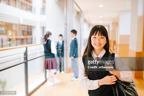 日本の高校ます。3 人の若い学生、ご友人とご一緒に、背景 - 若い カワイイ 女の子 日本人 ストックフォトと画像