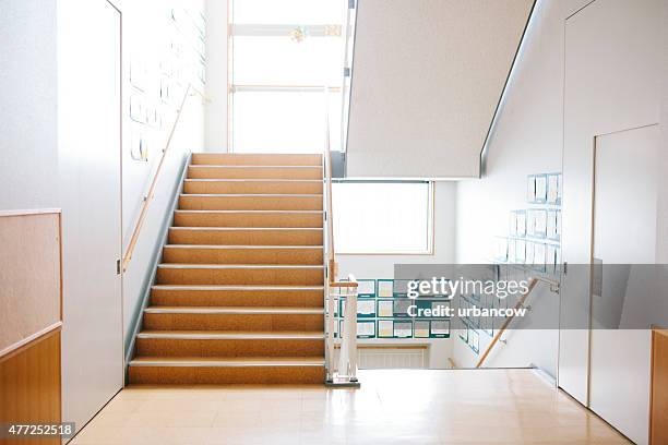 japanische highschool. treppe und flure, moderne architektur, japan - corridor stock-fotos und bilder