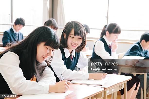 high school-schüler, die gerne teenager studieren in einem klassenzimmer, japan - schülerin der sekundarstufe stock-fotos und bilder