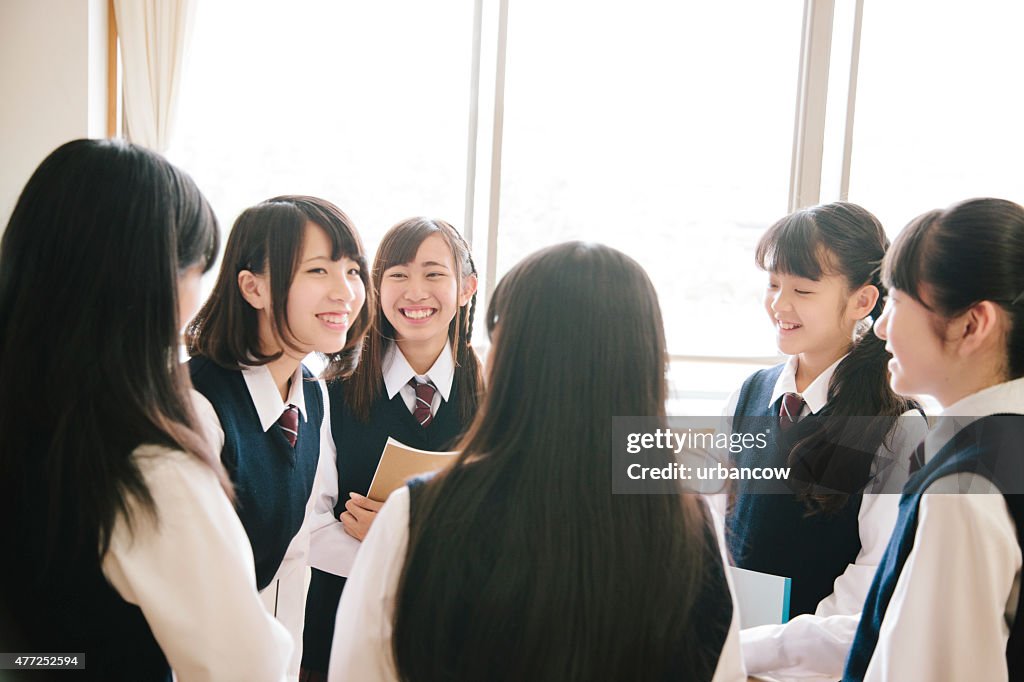 日本の学校の子供、6 teenaged ガールズ socailise のスクール形式