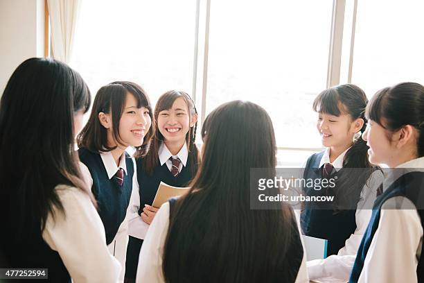 日本の学校の子供、6 teenaged ガールズ socailise のスクール形式 - 若い カワイイ 女の子 日本人 ストックフォトと画像