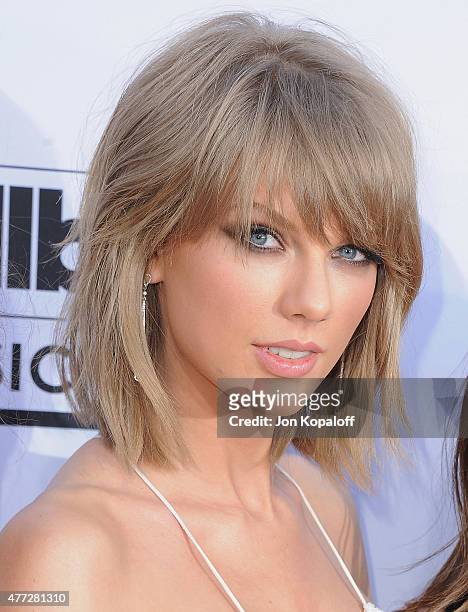 Singer Taylor Swift arrives at the 2015 Billboard Music Awards at MGM Garden Arena on May 17, 2015 in Las Vegas, Nevada.