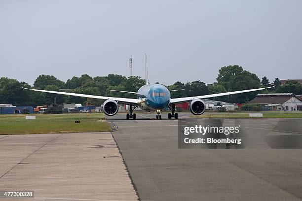 Boeing Co. B787-9 Dreamliner, operated by Vietnam Airlines Corp., prepares for a near vertical take off during a flying display on the opening day of...