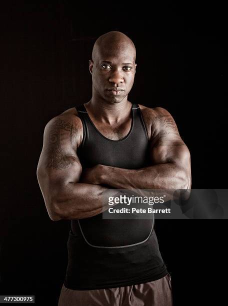 portrait of a body builder - body muscles photos et images de collection