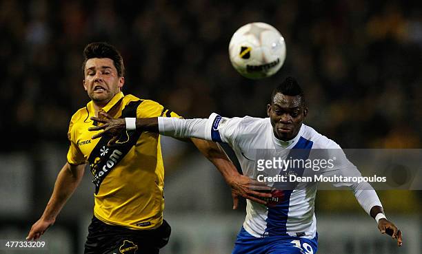 Sepp De Roover of NAC and Christian Atsu of Vitesse battle for the ball during the Eredivisie match between NAC Breda and Vitesse at the Rat Verlegh...
