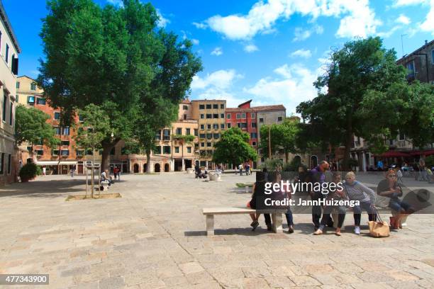 praça principal, judeu gueto (campo de gueto novo); veneza, itália - gueto imagens e fotografias de stock