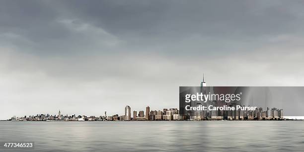 skyline of new york city - minder verzadiging stockfoto's en -beelden
