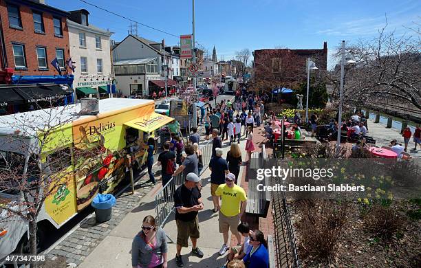 food truck festival on manayunk' main street in philadelphia, pa - festival bar stockfoto's en -beelden