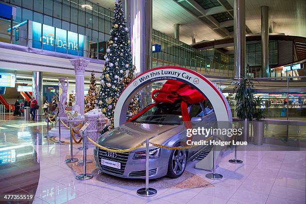 luxury car raffle at dubai international airport - raffles dubai stock pictures, royalty-free photos & images
