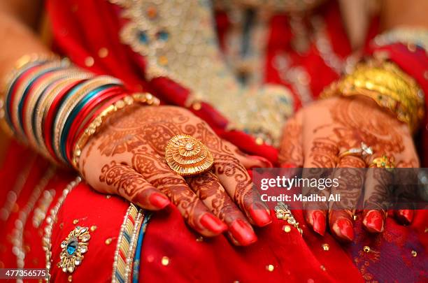 hands of a pakistani bride! - pakistani gold jewelry fotografías e imágenes de stock