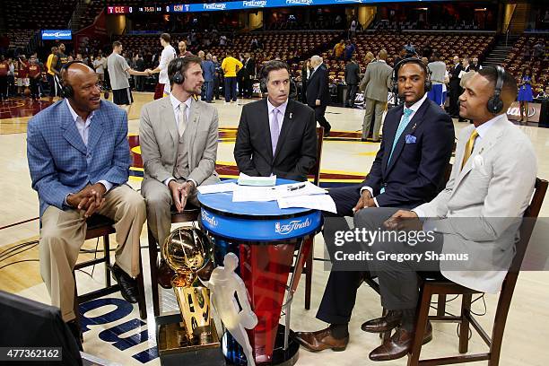 Ron Harper speaks to NBA TV's Brent Barry, Matt Winer, Steve Smith and Grant Hill before Game Six of the 2015 NBA Finals between Golden State...