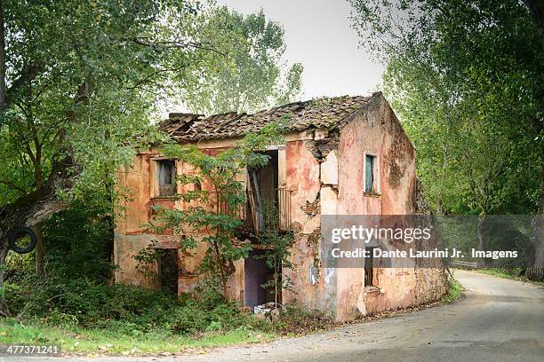 abandoned house in calabria - forsaken film stock-fotos und bilder