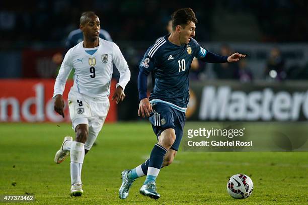 Diego Rolan of Uruguay fights for the ball with Lionel Messi of Argentina during the 2015 Copa America Chile Group B match between Argentina and...