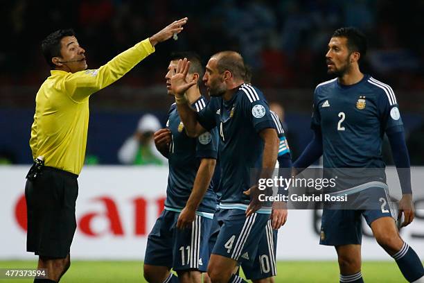 Sergio Aguero, Pablo Zabaleta and Ezequiel Garay of Argentina appeals to referee Sandro Ricci during the 2015 Copa America Chile Group B match...
