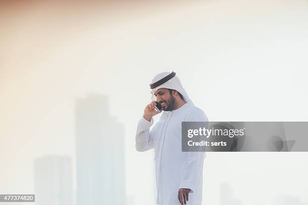 arabische geschäftsmann am telefon - emirati at work stock-fotos und bilder