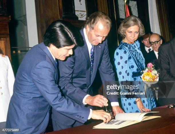 In his official trip to Chile, the Spanish King Juan Carlos and Sofia visit the Andres Bello Diplomatic Academy, 18th October 1990, Santiago de...
