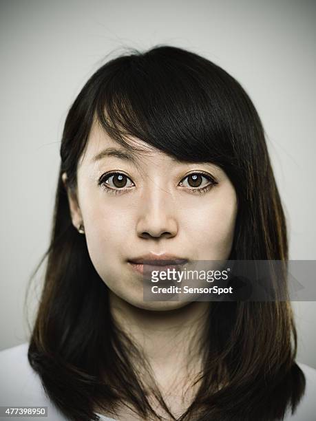 retrato de uma jovem mulher olhando para a câmara japonesa - teenager staring imagens e fotografias de stock