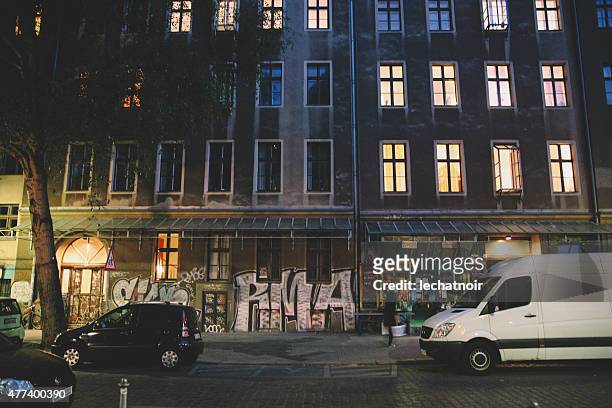 ruas de berlim à noite - friedrichshain - fotografias e filmes do acervo