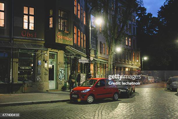 streets of berlin at night - berlin friedrichshain stockfoto's en -beelden