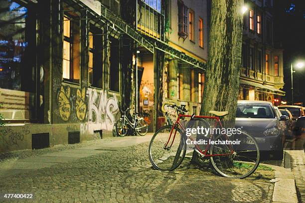 streets of berlin at night - berlin friedrichshain stockfoto's en -beelden