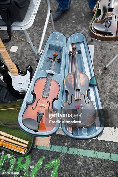 violins in naschmarkt in wien - naschmarkt vienna stock-fotos und bilder