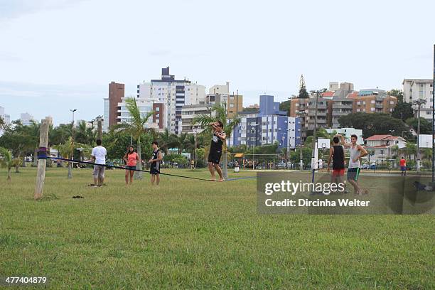 Slackline é um esporte de equilíbrio sobre uma fita de nylon, estreita e flexível. Slackline is a equilibrium sport over a nylon tape, narrow and...