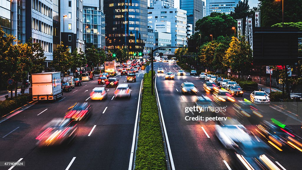 Trafic de nuit dans la ville. Tokyo.