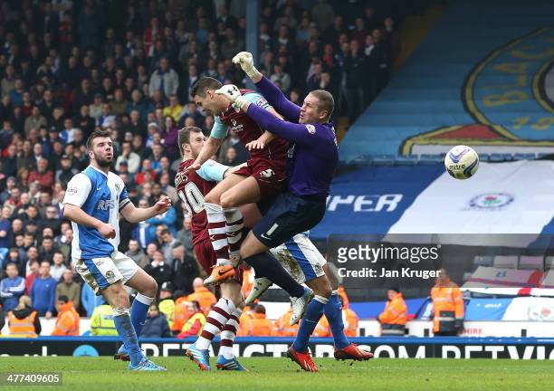 Jason Shackell of Burnley heads the ball past goalkeeper Paul Robinson of Blackburn Rovers to score their first goal during the Sky Bet Championship...
