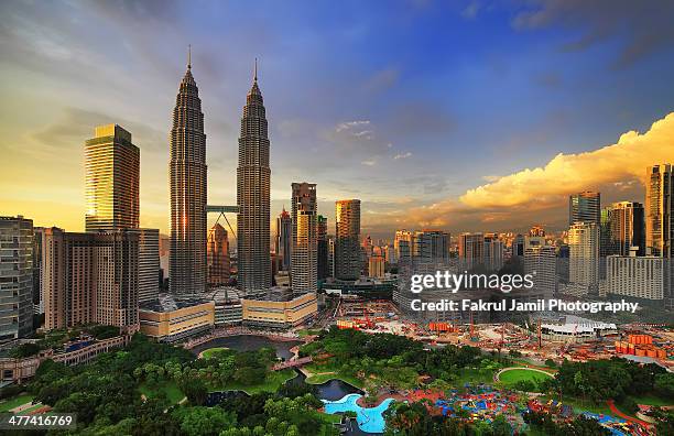 kuala lumpur city centre sunset view - petronas towers stock-fotos und bilder