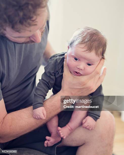 young dad's technik für er seiner neugeborenen baby zu rülpsen. - burping stock-fotos und bilder