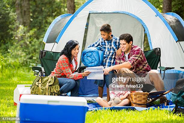 familie camping im wald im freien. zelt, büromaterialien. sommer urlaub. - familie camping stock-fotos und bilder