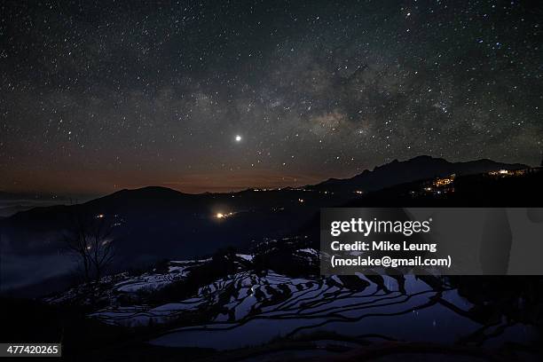 yunnan rice terrace under milky way - paddy fields yunnan stock-fotos und bilder