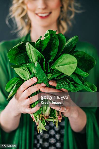 young woman holding spinach leafs salad - spinach 個照片及圖片檔
