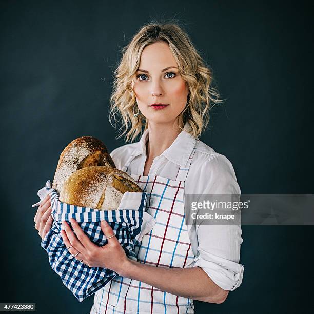 若い焼きたてのパンを持つ女性 - パン　持つ　手　女性 ストックフォトと画像