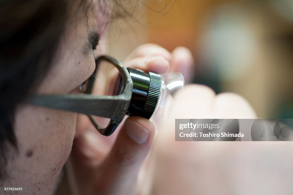 Scissors's grinder checking the edge