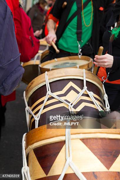 carnival of paris, players of drums - bass drum stockfoto's en -beelden