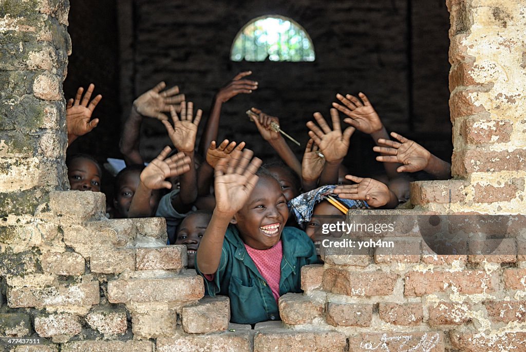 Kinder Sagen Sie Hallo von afrikanischen school