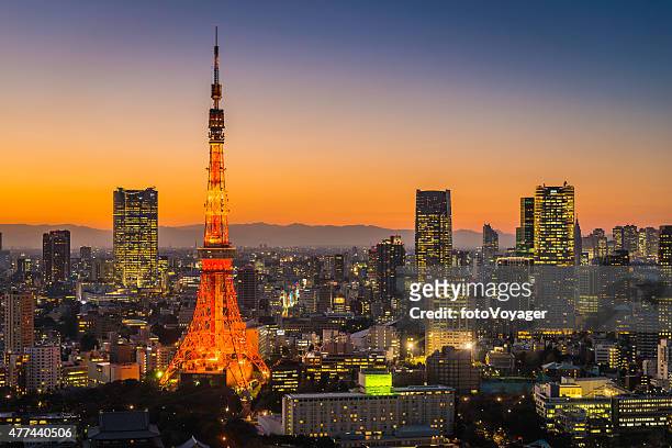 東京タワー摩天楼の未来的な街のネオン照明付きサンセット日本 - roppongi ストックフォトと画像