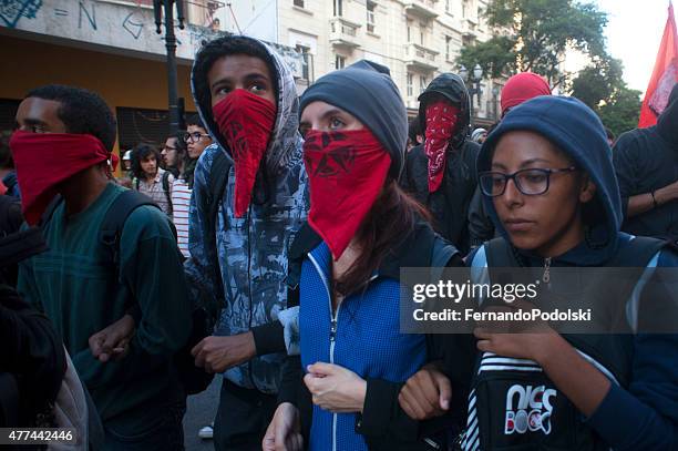 os manifestantes - protestor mask - fotografias e filmes do acervo