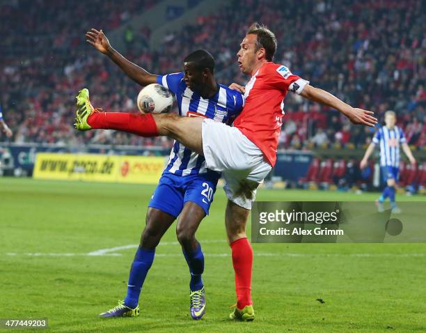 Adrian Ramos of Berlin is challenged by Nikolce Noveski of Mainz during the Bundesliga match between 1. FSV Mainz 05 and Hertha BSC Berlin at Coface...