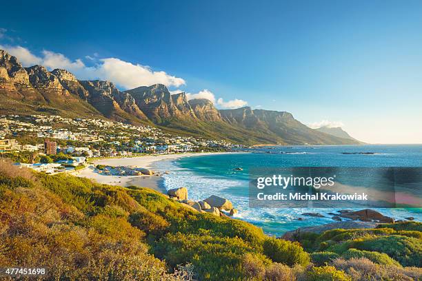 catena montuosa dei dodici apostoli mountain, camps bay, città del capo, sudafrica - sud foto e immagini stock