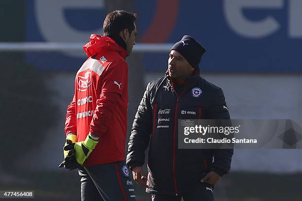 Claudio bravo of Chile and Jorge Sampaoli coach of Chile talk during a training session of Chile at Juan Pinto Duran on June 17, 2015 in Santiago,...